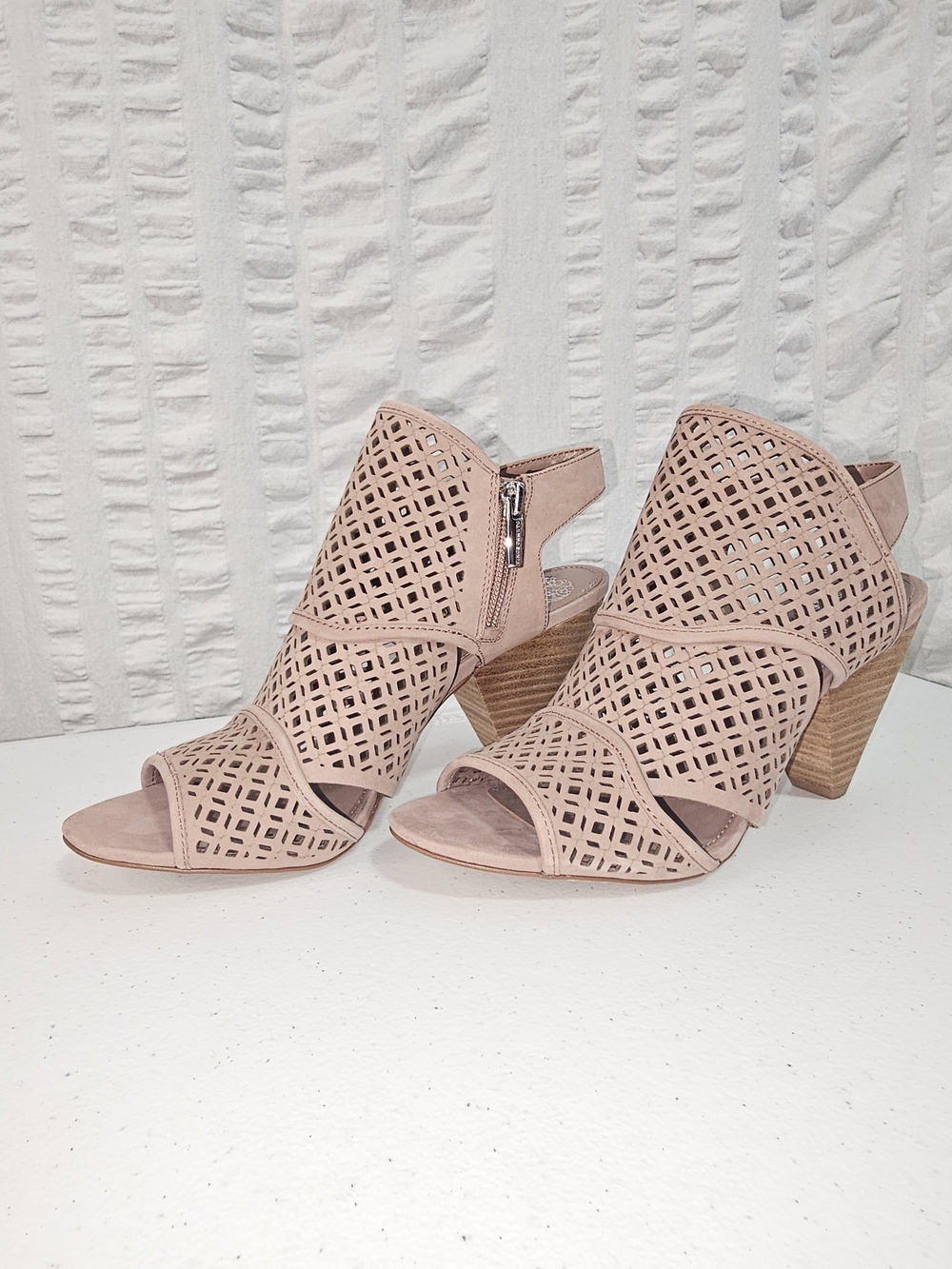 NWOT Vince Camuto Laser-Cut Peep Toe Block Heel Sandals - Blush Pink